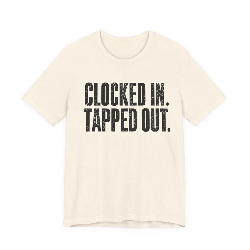 Camiseta "Clocked In Tapped Out" / Camiseta divertida para trabajadores agotados / Regalo sarcástico para compañeros de trabajo / Camiseta para empleados quemados / Camiseta gráfica millennial imagen 7