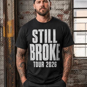 Camiseta Still Broke Tour 2026, Camiseta gráfica divertida sobre la falta de dinero, Camiseta sobre el costo de vida, Camiseta con humor sobre la inflación, Camiseta con chiste sobre el día de pago, Camiseta de la clase trabajadora imagen 8