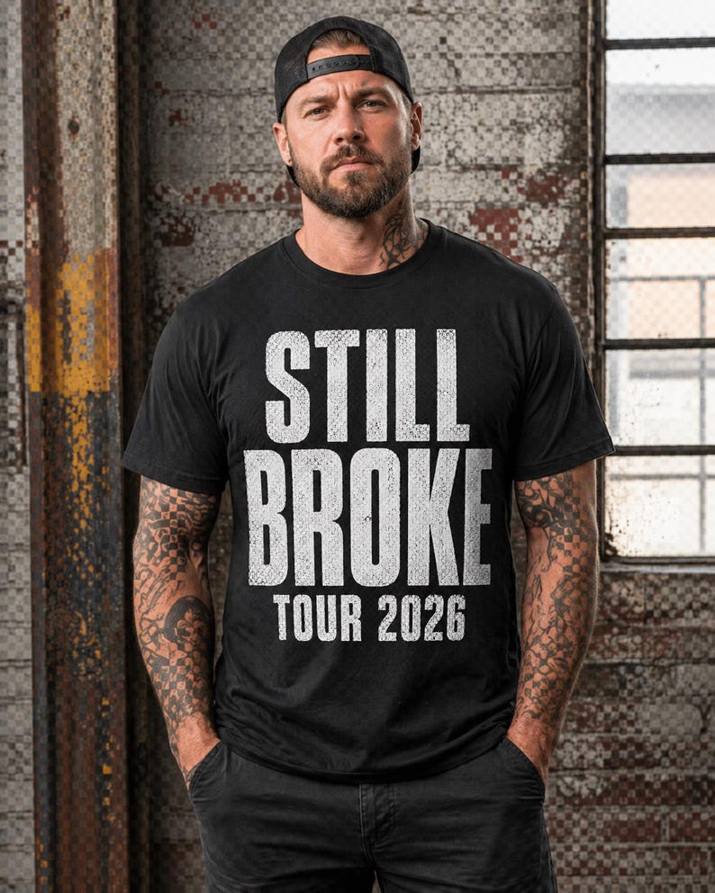 Camiseta Still Broke Tour 2026, Camiseta gráfica divertida sobre la falta de dinero, Camiseta sobre el costo de vida, Camiseta con humor sobre la inflación, Camiseta con chiste sobre el día de pago, Camiseta de la clase trabajadora imagen 8