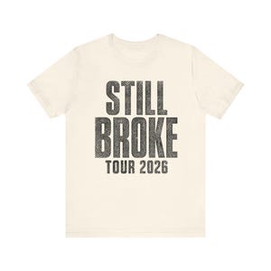 Camiseta Still Broke Tour 2026, Camiseta gráfica divertida sobre la falta de dinero, Camiseta sobre el costo de vida, Camiseta con humor sobre la inflación, Camiseta con chiste sobre el día de pago, Camiseta de la clase trabajadora imagen 6