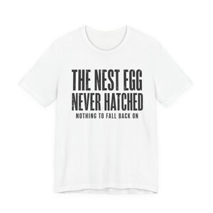 Camiseta "Huerto que nunca eclosionó" / Camiseta divertida para jubilados / Regalo sarcástico para quienes no tienen ahorros / Camiseta gráfica de clase trabajadora / Humor para jubilados sin dinero imagen 7