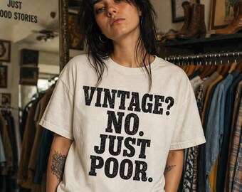 Koszulka vintage „No Just Poor Sarcastic Millennial” | Modna koszulka budżetowa | Zabawna koszulka z second-handu | Prezent z humorem | Koszulka dla dorosłych z relacją