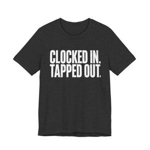 Camiseta "Clocked In Tapped Out" / Camiseta divertida para trabajadores agotados / Regalo sarcástico para compañeros de trabajo / Camiseta para empleados quemados / Camiseta gráfica millennial imagen 4