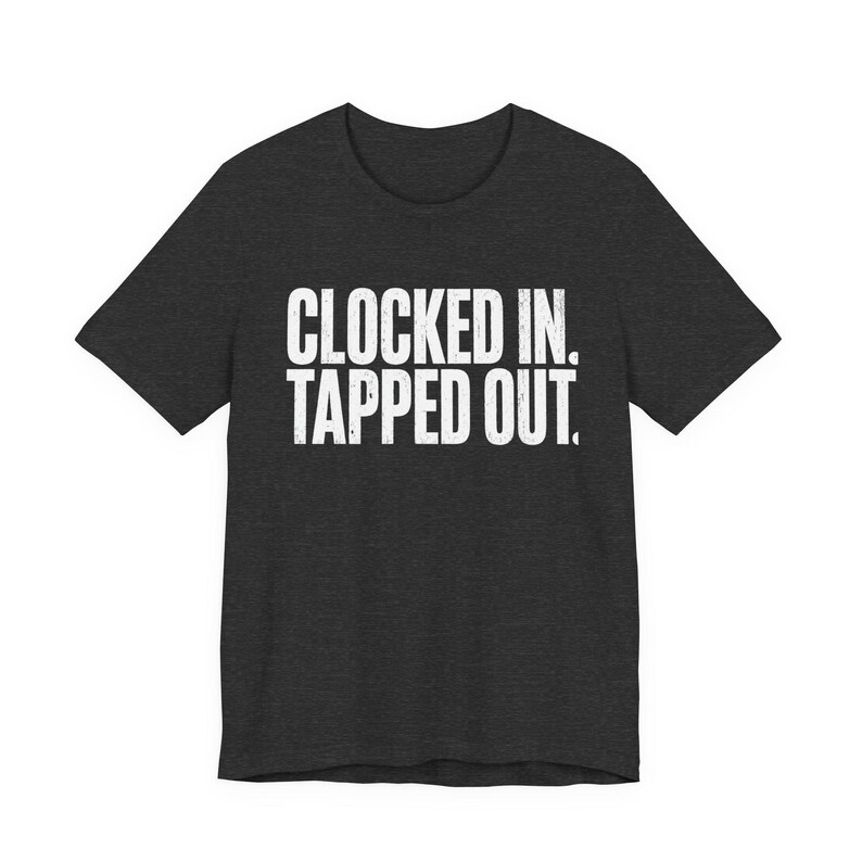 Camiseta "Clocked In Tapped Out" / Camiseta divertida para trabajadores agotados / Regalo sarcástico para compañeros de trabajo / Camiseta para empleados quemados / Camiseta gráfica millennial imagen 4
