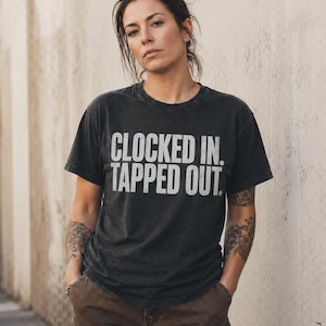 Camiseta "Clocked In Tapped Out" / Camiseta divertida para trabajadores agotados / Regalo sarcástico para compañeros de trabajo / Camiseta para empleados quemados / Camiseta gráfica millennial imagen 1