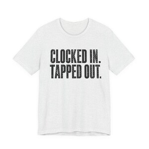 Camiseta "Clocked In Tapped Out" / Camiseta divertida para trabajadores agotados / Regalo sarcástico para compañeros de trabajo / Camiseta para empleados quemados / Camiseta gráfica millennial imagen 6
