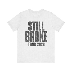 Camiseta Still Broke Tour 2026, Camiseta gráfica divertida sobre la falta de dinero, Camiseta sobre el costo de vida, Camiseta con humor sobre la inflación, Camiseta con chiste sobre el día de pago, Camiseta de la clase trabajadora imagen 5