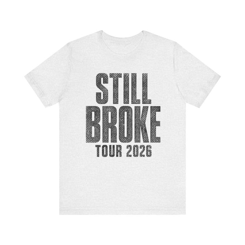 Camiseta Still Broke Tour 2026, Camiseta gráfica divertida sobre la falta de dinero, Camiseta sobre el costo de vida, Camiseta con humor sobre la inflación, Camiseta con chiste sobre el día de pago, Camiseta de la clase trabajadora imagen 5
