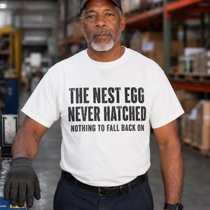 Camiseta "Huerto que nunca eclosionó" / Camiseta divertida para jubilados / Regalo sarcástico para quienes no tienen ahorros / Camiseta gráfica de clase trabajadora / Humor para jubilados sin dinero imagen 5