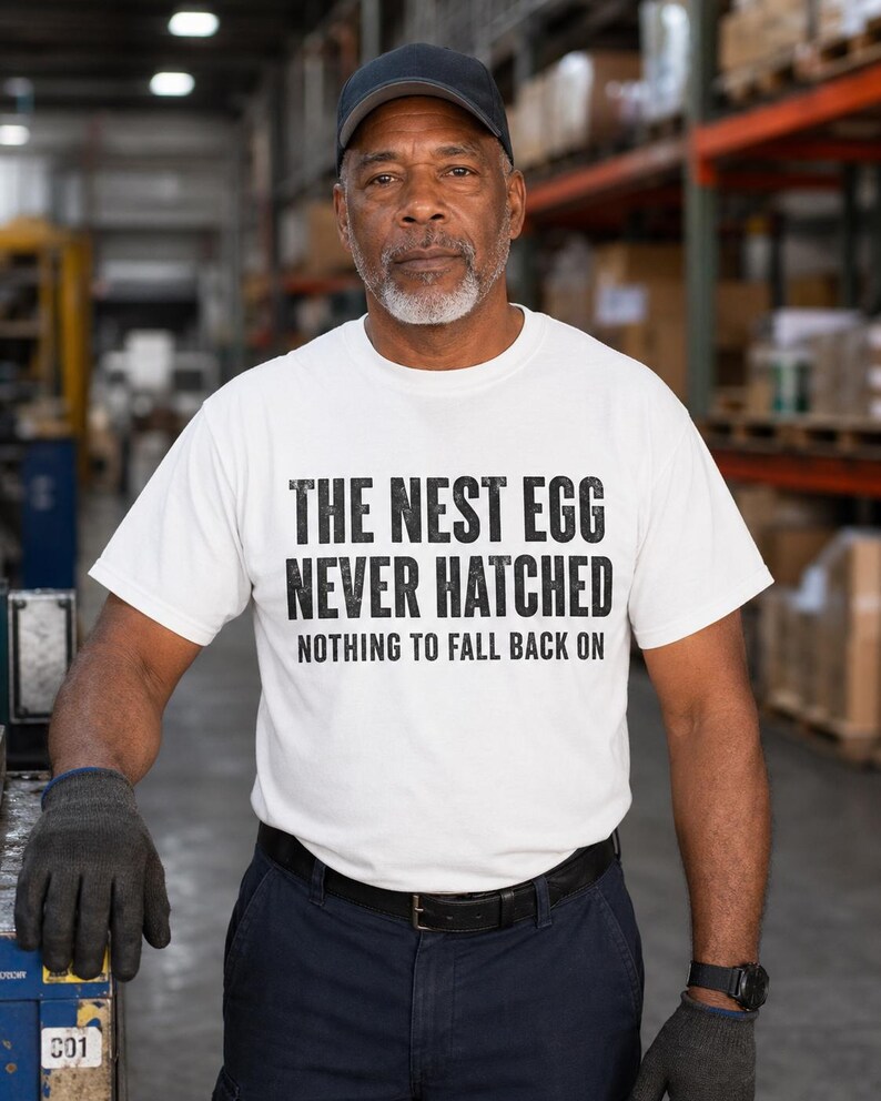 Camiseta "Huerto que nunca eclosionó" / Camiseta divertida para jubilados / Regalo sarcástico para quienes no tienen ahorros / Camiseta gráfica de clase trabajadora / Humor para jubilados sin dinero imagen 5