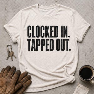 Camiseta "Clocked In Tapped Out" / Camiseta divertida para trabajadores agotados / Regalo sarcástico para compañeros de trabajo / Camiseta para empleados quemados / Camiseta gráfica millennial imagen 5
