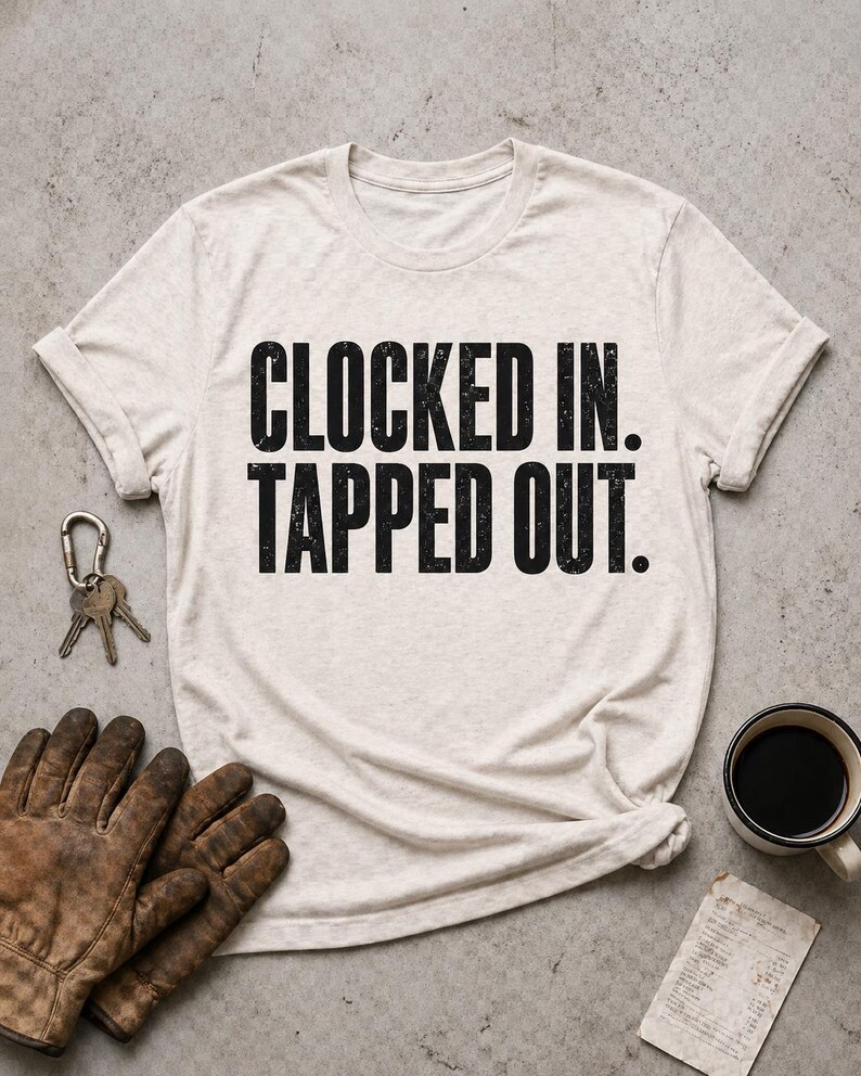 Camiseta "Clocked In Tapped Out" / Camiseta divertida para trabajadores agotados / Regalo sarcástico para compañeros de trabajo / Camiseta para empleados quemados / Camiseta gráfica millennial imagen 5