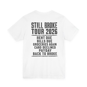 Camiseta Still Broke Tour 2026, Camiseta gráfica divertida sobre la falta de dinero, Camiseta sobre el costo de vida, Camiseta con humor sobre la inflación, Camiseta con chiste sobre el día de pago, Camiseta de la clase trabajadora imagen 3