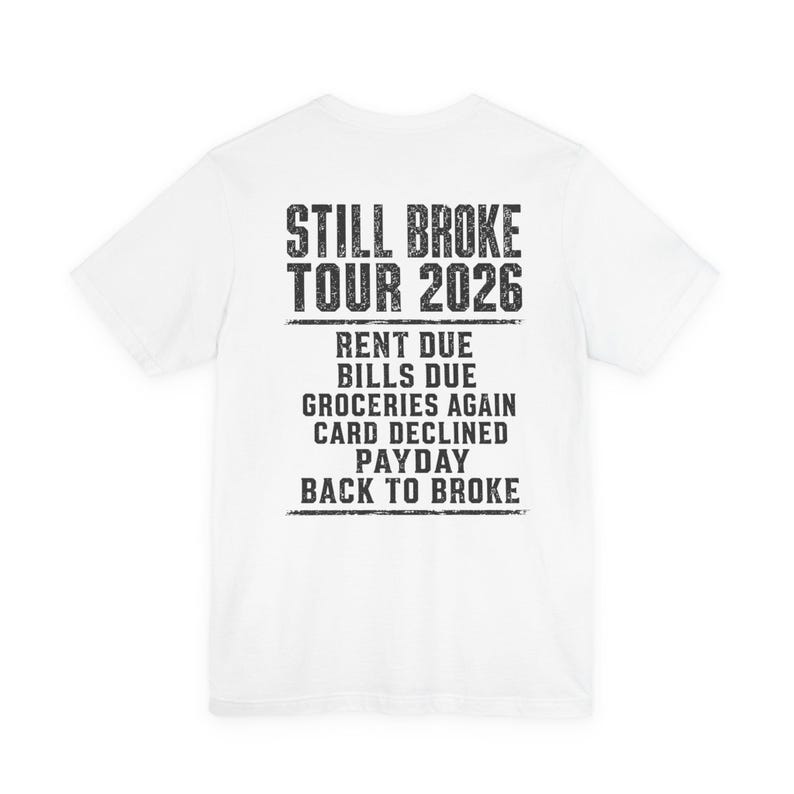Camiseta Still Broke Tour 2026, Camiseta gráfica divertida sobre la falta de dinero, Camiseta sobre el costo de vida, Camiseta con humor sobre la inflación, Camiseta con chiste sobre el día de pago, Camiseta de la clase trabajadora imagen 3