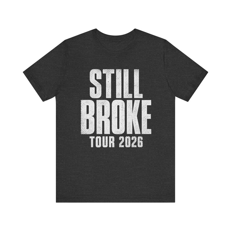 Camiseta Still Broke Tour 2026, Camiseta gráfica divertida sobre la falta de dinero, Camiseta sobre el costo de vida, Camiseta con humor sobre la inflación, Camiseta con chiste sobre el día de pago, Camiseta de la clase trabajadora imagen 12