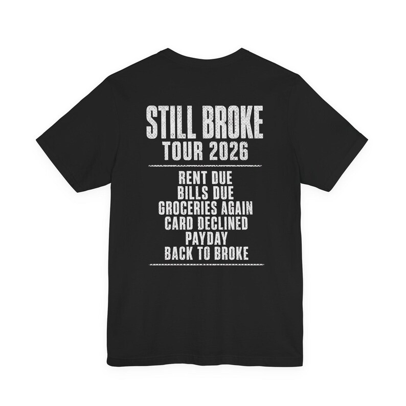 Camiseta Still Broke Tour 2026, Camiseta gráfica divertida sobre la falta de dinero, Camiseta sobre el costo de vida, Camiseta con humor sobre la inflación, Camiseta con chiste sobre el día de pago, Camiseta de la clase trabajadora imagen 9