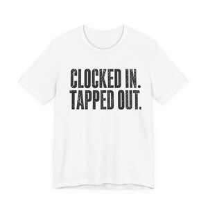 Camiseta "Clocked In Tapped Out" / Camiseta divertida para trabajadores agotados / Regalo sarcástico para compañeros de trabajo / Camiseta para empleados quemados / Camiseta gráfica millennial imagen 8