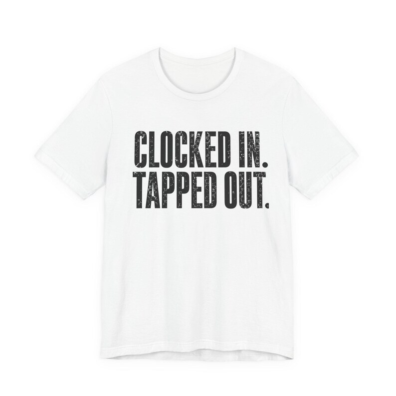 Camiseta "Clocked In Tapped Out" / Camiseta divertida para trabajadores agotados / Regalo sarcástico para compañeros de trabajo / Camiseta para empleados quemados / Camiseta gráfica millennial imagen 8