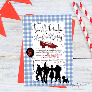 Puede incluir: Una invitación con estampado de vichy azul y blanco con el texto "There's No Place Like... Anna Claire's Birthday" y un zapato rojo de rubí. La invitación también presenta una silueta de personajes de El Mago de Oz, incluyendo a Dorothy, el Espantapájaros, el Hombre de Hojalata, el León Cobarde y Toto. La invitación es para una fiesta de cumpleaños de 5 años.