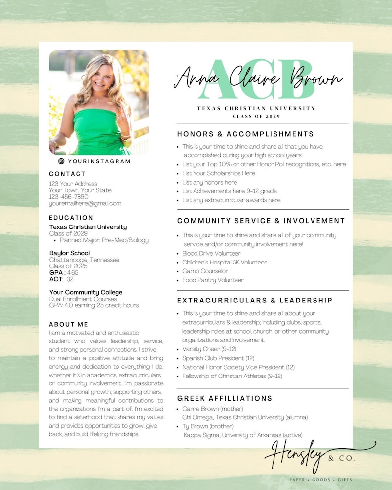 Pu&ograve; includere: Un modello di curriculum vitae personalizzato con la foto di una donna con un top verde. Il curriculum include informazioni di contatto, istruzione, onorificenze, servizio alla comunit&agrave;, attivit&agrave; extrascolastiche e affiliazioni greche. Il testo include il nome "Anna Claire Brown" e "Texas Christian University".