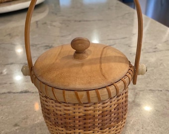 Vintage Nantucket-mand met houten handvat, bodem en deksel, doorzichtige plastic voering
