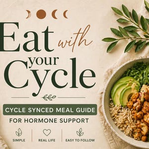 Può includere: Grafica beige con il testo "Eat with your Cycle" e una ciotola di cibo. Il testo "Cycle Synced Meal Guide for Hormone Support" è in basso. L'immagine include icone per semplice, reale e facile da seguire.