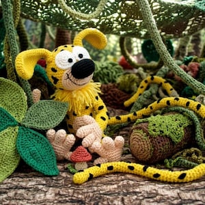Peut inclure: Un jouet en peluche léopard jaune crocheté avec des taches noires, de grands yeux blancs et un nez noir. La figurine a une longue queue jaune à taches noires, un col à franges jaunes et des mains et pieds beige clair. Un petit champignon rouge.