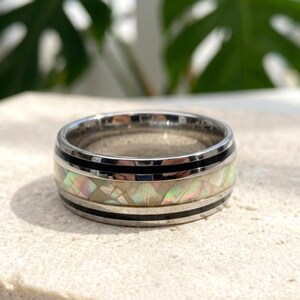 Anillo llamativo de plata hecho a mano con incrustaciones de ópalo natural hawaiano, 8 mm.