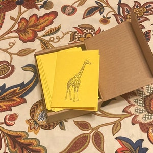 Set van 150 gele giraffe notitiekaarten met witte enveloppen