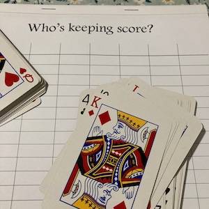 Scorekaart voor spelavonden met familie en vrienden, formaat 8,5 x 11 inch, wie houdt de score bij? tekst bovenaan elke scorekaart. Geweldig voor cadeaus!