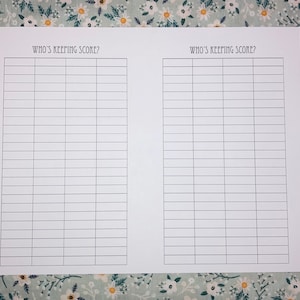 Afdrukbare gamescorekaart voor game-avonden met familie en vrienden, 5,5 x 8,5 inch, uiteindelijk formaat, 'WHO'S KEEPING SCORE?' tekst bovenaan beide kaarten