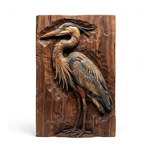 Puede incluir: Escultura en relieve de madera tallada a mano de una garza azul. El ave se representa de perfil, con plumas detalladas en tonos marrones, azules y rojos. La garza se alza sobre un fondo de madera texturizada, mostrando la veta natural.