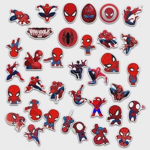 Puede incluir: Una colección de pegatinas de Spider-Man en varias poses y diseños. Las pegatinas presentan el icónico traje rojo y azul, con algunas mostrando la cara y el logotipo del personaje. Las pegatinas son de diferentes formas y tamaños.