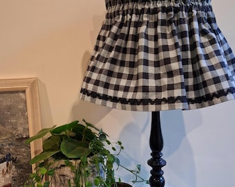 Hoes voor lampenkap met blauwe gingham scrunchie. Handgemaakt in het Verenigd Koninkrijk