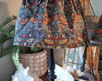 Copriparalume con motivo "Ladro di fragole" di William Morris, in cotone, con elastico in vita.