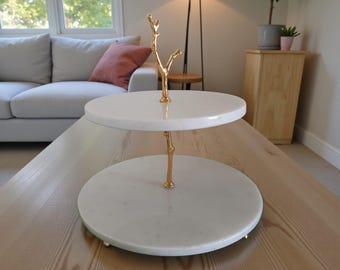 高級ハンドメイド白大理石製段重ねサービングトレイ、天然石製ケーキスタンド（ゴールドハンドル付き） - 装飾デザートディスプレイ - アナトリアホームデザイン