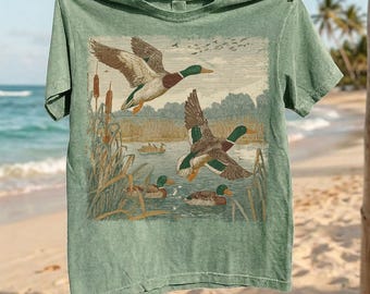 Vintage T-shirt met wilde eend en wilde eend | Rustiek jachtlandschap op een meer