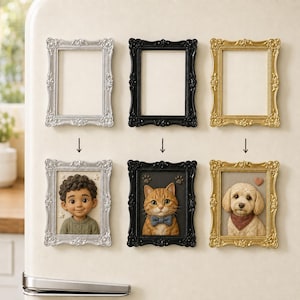 Peut inclure: Six aimants en forme de cadre photo rectangulaire argenté, noir et doré. La rangée supérieure présente trois cadres ornés vides. La rangée inférieure montre trois cadres remplis : un avec un garçon, un avec un chat orange et un avec un chien crème.