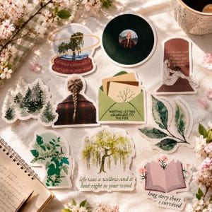 Pode incluir: Uma cole&ccedil;&atilde;o de autocolantes decorativos com v&aacute;rios desenhos e texto. Os autocolantes apresentam ilustra&ccedil;&otilde;es de &aacute;rvores, um disco de vinil, um livro aberto e uma pessoa. Alguns autocolantes t&ecirc;m texto como "evermore" e "Writing Letters Addressed to the Fire."