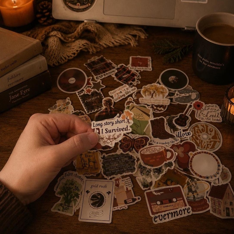 Pode incluir: Uma cole&ccedil;&atilde;o de autocolantes decorativos com v&aacute;rios desenhos, incluindo uma borboleta, uma ch&aacute;vena de caf&eacute; e uma cassete. Os autocolantes t&ecirc;m uma est&eacute;tica vintage e o texto "Long story short, I Survived." &eacute; vis&iacute;vel.