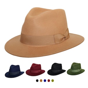 Könnte beinhalten: Ein beigefarbener Fedora-Hut mit passendem Band und Schleife. Darunter werden vier weitere Fedora-Hüte in Marineblau, Burgunderrot, Schwarz und Olivgrün gezeigt. Die Hüte haben ein klassisches Design, das für verschiedene Anlässe geeignet ist.