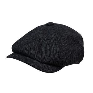 Peut inclure: Casquette de style gavroche en motif chevrons gris foncé. La casquette a une couronne arrondie et une petite visière rigide. Le tissu a un aspect texturé, et la casquette est de style classique.