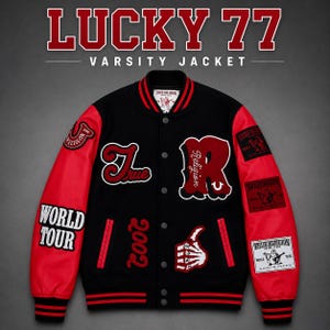 Może przedstawiać: Czarno-czerwona kurtka typu varsity z napisem LUCKY 77 VARSITY JACKET u góry. Kurtka ma czerwone rękawy, czarny korpus i prążkowane mankiety w paski. Naszywki obejmują WORLD TOUR, 2002, szkieletową dłoń oraz branding True Religion.