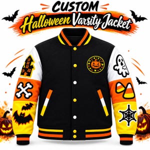 Puede incluir: Una chaqueta universitaria negra con ribetes acanalados a rayas naranjas y amarillas, con un parche de calabaza en el pecho y varios parches temáticos de Halloween en las mangas, incluyendo una casa encantada, un fantasma y una telaraña.