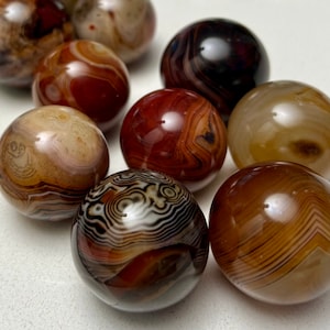 Sardonyx Sphere Banded Agate Root Chakra Brown Black Swirls Design Strength Protection Patterning WHO21b37