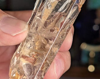 Stunning Clear Quartz Crystal Point Rainbows Inclusion 25D29