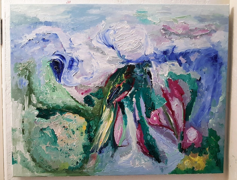 K&ouml;nnte beinhalten: Abstraktes &Ouml;lgem&auml;lde mit einer Mischung aus blauen, gr&uuml;nen, wei&szlig;en und rosa Farben. Das Gem&auml;lde hat eine strukturierte, geschichtete Optik mit dicken Pinselstrichen und Wirbeln.