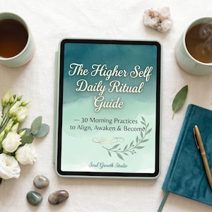 Puede incluir: Una tableta muestra "The Higher Self Daily Ritual Guide" con texto sobre prácticas matutinas. La imagen incluye dos tazas de té, un ramo de flores blancas, un diario verde azulado con un bolígrafo dorado y piedras decorativas, todo sobre una superficie blanca.
