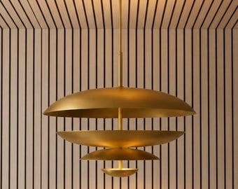 Lustre artesanal em latão maciço com várias camadas, luminária pendente moderna com design espacial, iluminação moderna de meados do século para sala de jantar, peça de destaque no teto.