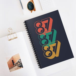 Cuaderno/Diario de espiral con gráficos Retro Stacked 87